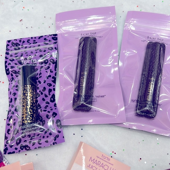 New taste makeup bundle and bag - Picture 3 of 4